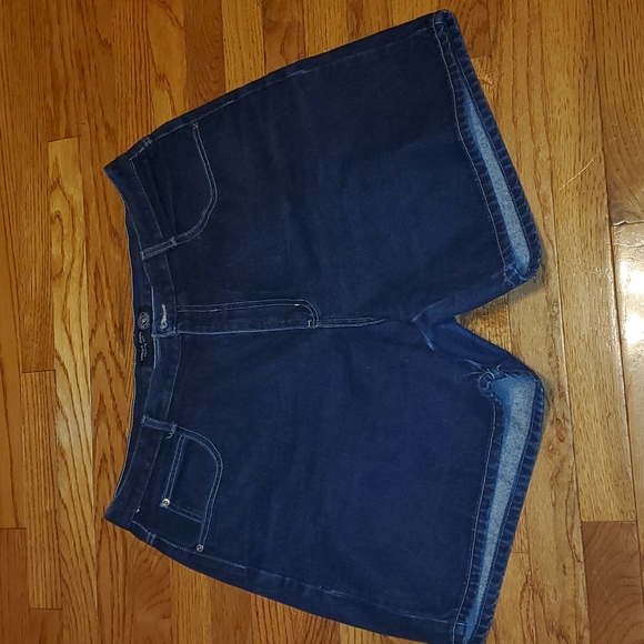 Venezia Pants - Venezia jeans shorts size 20